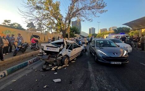 تصادف یک دستگاه اتوبوس شخصی با ۱۲ خودروی سواری در تهران