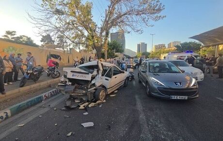 تصادف یک دستگاه اتوبوس شخصی با ۱۲ خودروی سواری در تهران