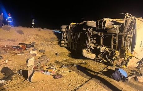جان باختن ۱۰ نفر براثر واژگونی یک دستگاه اتوبوس مسافربری در استان اصفهان