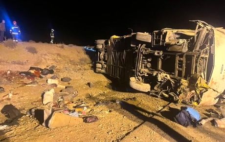 جان باختن ۱۰ نفر براثر واژگونی یک دستگاه اتوبوس مسافربری در استان اصفهان