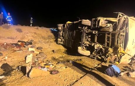 جان باختن ۱۰ نفر براثر واژگونی یک دستگاه اتوبوس مسافربری در استان اصفهان