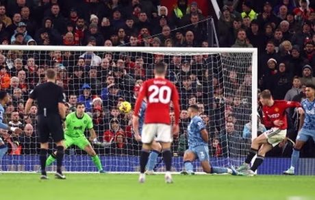 کامبک شیرین شیاطین سرخ / هدیه پایان سالی منچستریونایتد به هواداران با شکست مدعی شگفتی‌ساز