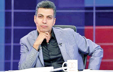 عادل فردوسی‌پور با پتو در ورزشگاه آزادی