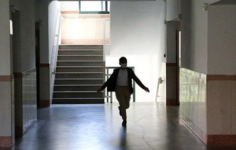 دانش‌آموزان دبیرستانی از فردا به مدرسه می‌روند.  