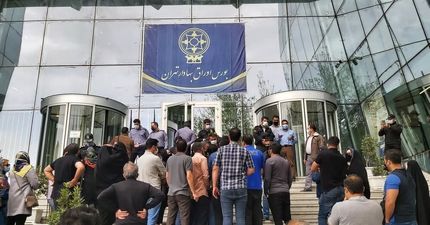 تجمع اعتراضی سهامداران مقابل سازمان بورس