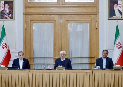 عارف: دولت اصلاح نرخ ارز را شروع کرده است  / انتقال پایتخت را در ستاد روابط اقتصادی خارجی کشور بررسی می‌شود