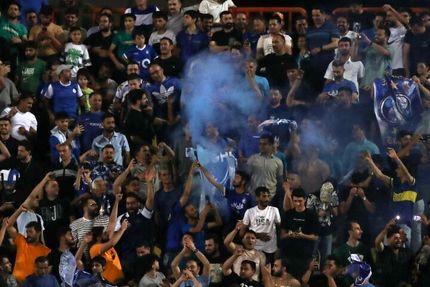 درگذشت هوادار ملوان در جریان بازی با سپاهان / عوامل بازی محروم و وزیر ورزش خواستار رسیدگی شد