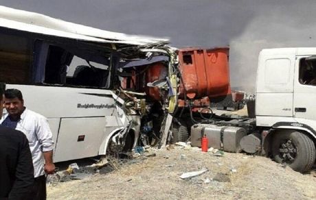 ۲۲ مصدوم در حادثه تصادف اتوبوس و کامیون در استان سمنان