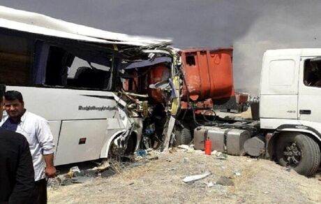 ۲۲ مصدوم در حادثه تصادف اتوبوس و کامیون در استان سمنان