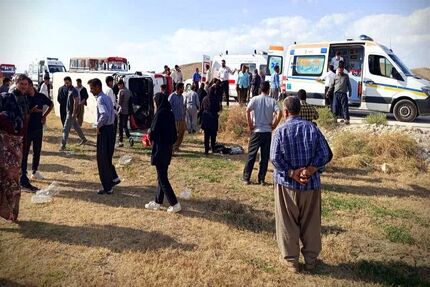دستگاه مینی بوس حامل دانش آموزان دختر در نزدیکی محمدیار واژگون شد