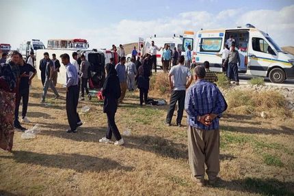 دستگاه مینی بوس حامل دانش آموزان دختر در نزدیکی محمدیار واژگون شد