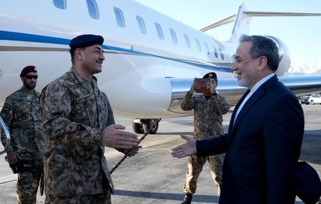 فرمانده ارتش پاکستان بهمراه هیات عالی‌رتبه وارد ایران شد