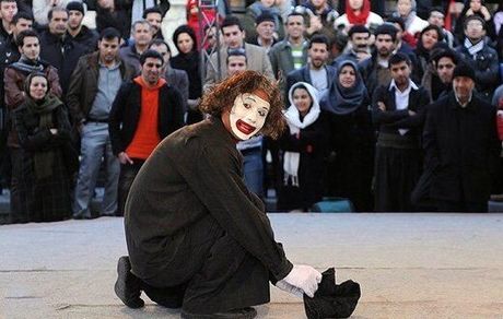 بازیگران برای کتابخوانی به خیابان می‌آیند