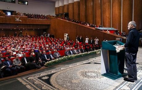 پزشکیان: اگر می خواهیم کشور را بسازیم باید برای فرزندان و دانش آموزان برنامه درست داشته باشیم