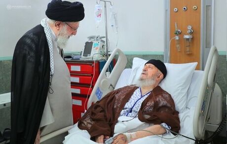 عیادت رهبر انقلاب از حضرت آیت‌الله مکارم شیرازی