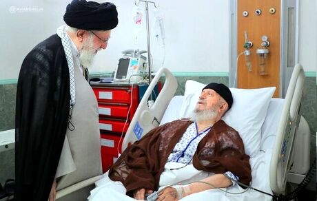 عیادت رهبر انقلاب از حضرت آیت‌الله مکارم شیرازی