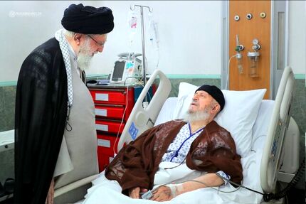 عیادت رهبر انقلاب از حضرت آیت‌الله مکارم شیرازی