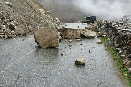 ریزش سنگ در کندوان، ۳ نفر را مصدوم کرد