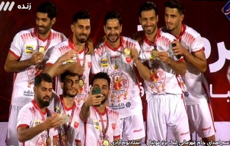 لحظه اهدای جام پوکر قهرمانی پرسپولیس به سیدجلال حسینی 