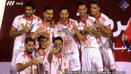 لحظه اهدای جام پوکر قهرمانی پرسپولیس به سیدجلال حسینی 