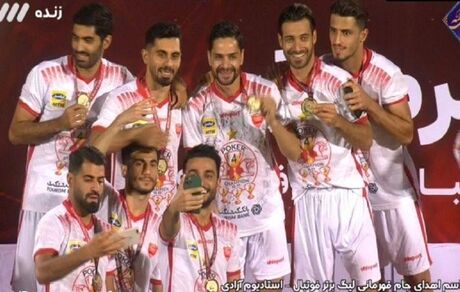 لحظه اهدای جام پوکر قهرمانی پرسپولیس به سیدجلال حسینی 