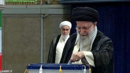 رهبر انقلاب رای خود را به صندوق انداختند
