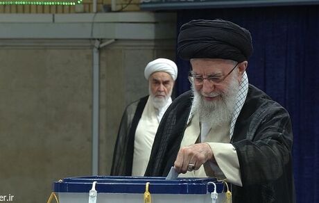 رهبر انقلاب رای خود را به صندوق انداختند
