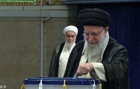 رهبر انقلاب رای خود را به صندوق انداختند
