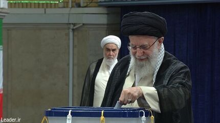 رهبر انقلاب رای خود را به صندوق انداختند
