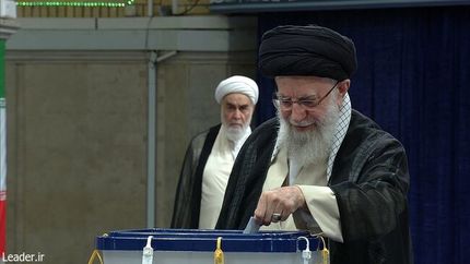 رهبر انقلاب رای خود را به صندوق انداختند
