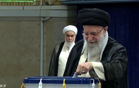 رهبر انقلاب رای خود را به صندوق انداختند
