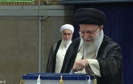 رهبر انقلاب رای خود را به صندوق انداختند
