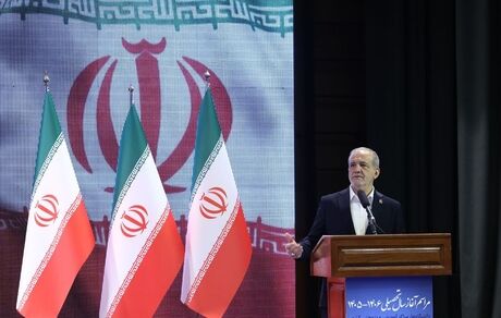 رئیس جمهور: نباید در اصلاح قیمت بنزین به‌صورت ناگهانی مداخله کنیم / مشکل کشور نبود راه‌حل نیست، کمبود نیروی متخصص است