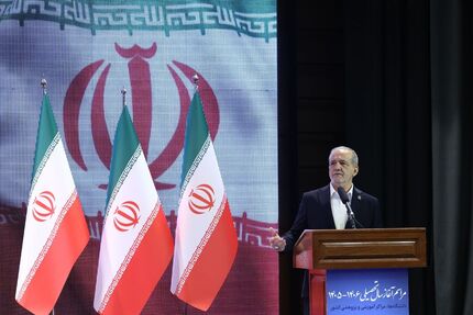 رئیس جمهور: نباید در اصلاح قیمت بنزین به‌صورت ناگهانی مداخله کنیم / مشکل کشور نبود راه‌حل نیست، کمبود نیروی متخصص است
