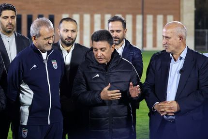 رئیس جمهور در تمرین تیم ملی حضور یافت و پا به توپ شد