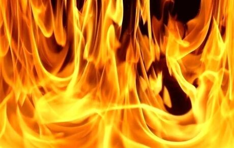 مهار آتش سوزی بیمارستان امام رضا مشهد / بیمارستان مانع ورود نردبان آتش‌نشانی شد!
