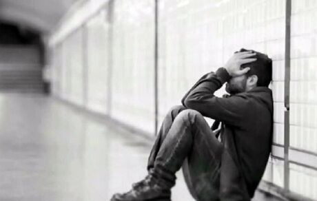 افراد دارای افکار خودکشی می‌توانند با خطوط ۱۴۸۰ و ۱۲۳ تماس بگیرند