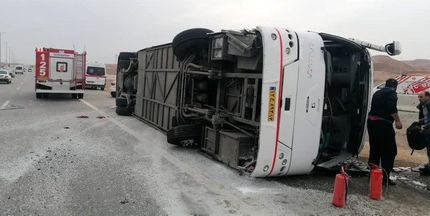 اتوبوسی با ۲۸ مسافر واژگون شد