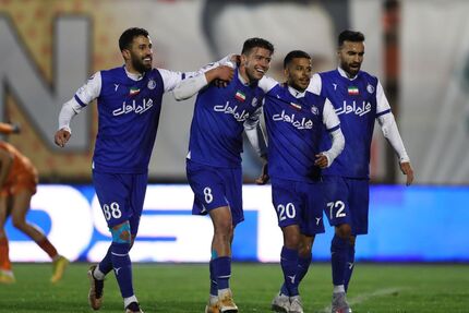 استقلال در دیداری جنجالی مس کرمان را برد و به صدر نزدیک شد