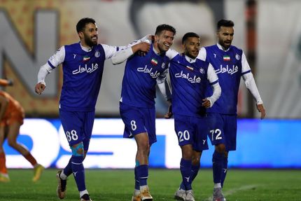 استقلال در دیداری جنجالی مس کرمان را برد و به صدر نزدیک شد