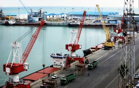 پهلوگیری سومین کشتی حامل بیش از ۴۶۰۰ تن گندم وارداتی در بندر امیرآباد