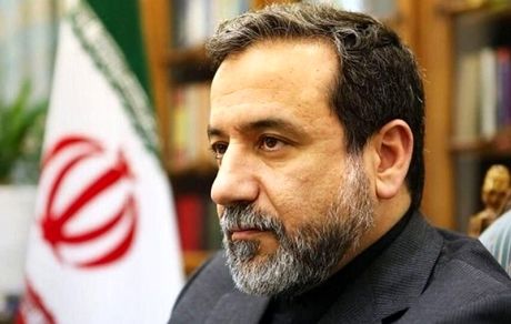 
عراقچی با کنایه به عکس هوک و گروسی: بهتر است هم فاصله اجتماعی را رعایت کنید و هم فاصله سیاسی
