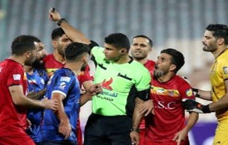 داور بازی استقلال و فولاد از معاون حقوقی آبی‌ها شکایت کرد