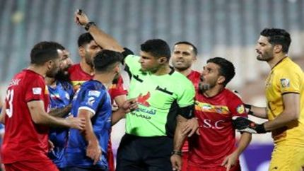 داور بازی استقلال و فولاد از معاون حقوقی آبی‌ها شکایت کرد