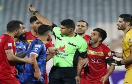 داور بازی استقلال و فولاد از معاون حقوقی آبی‌ها شکایت کرد