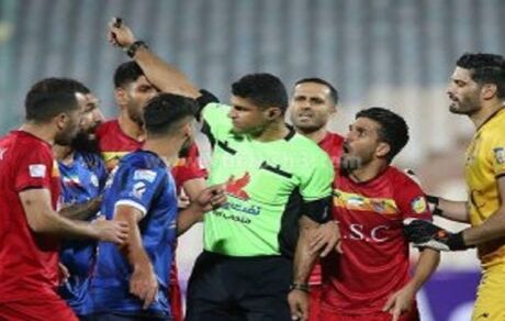 داور بازی استقلال و فولاد از معاون حقوقی آبی‌ها شکایت کرد