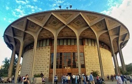 تئاترها فردا تعطیل است