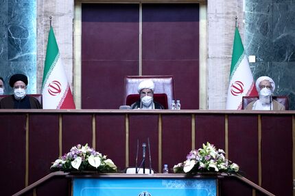 نمایندگان مجلس به فکر خودشان و جریانات سیاسی و دوستانشان نباشند