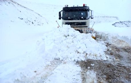 نیم متر برف در جاده‌های سردشت