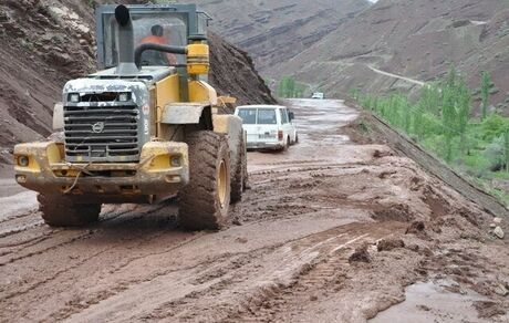 محور کندوان همچنان به علت سیلاب مسدود است / چندین خودرو از گل و لای بیرون کشیده شد
